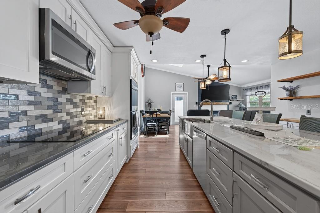For Sale: $445,000 (3 beds, 2 baths, 967 Square Feet)