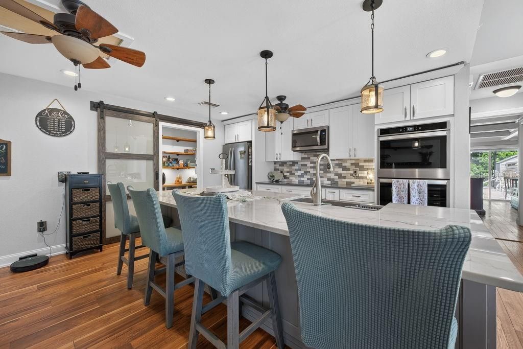 For Sale: $445,000 (3 beds, 2 baths, 967 Square Feet)