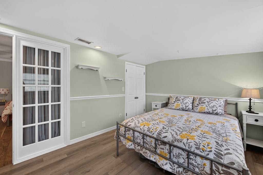 For Sale: $445,000 (3 beds, 2 baths, 967 Square Feet)