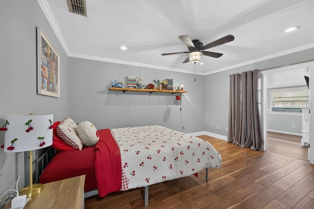 For Sale: $445,000 (3 beds, 2 baths, 967 Square Feet)