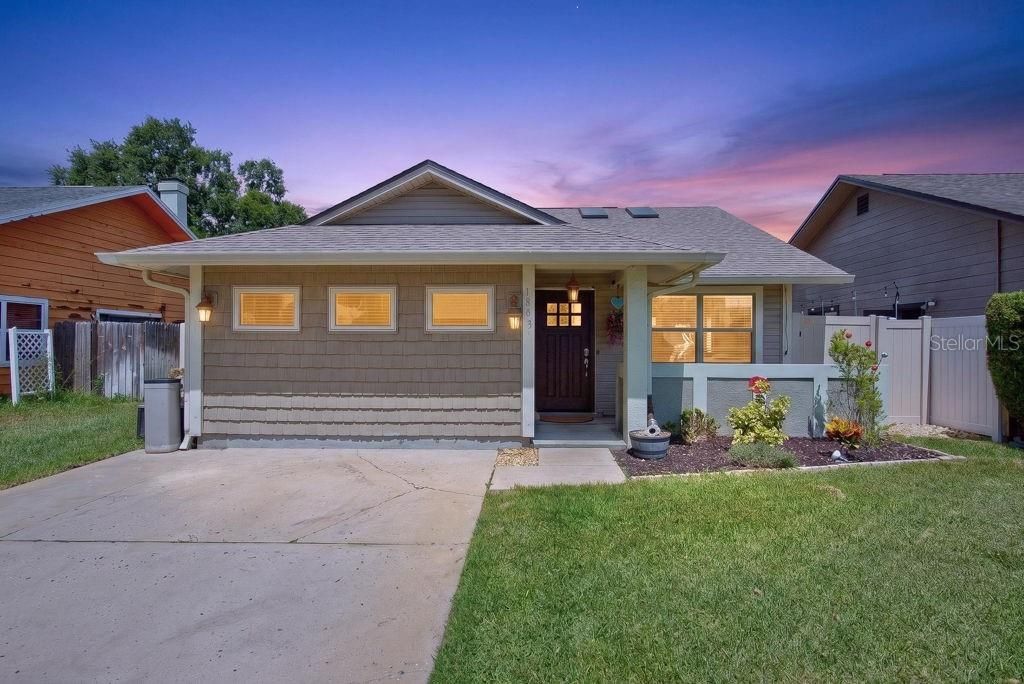 For Sale: $445,000 (3 beds, 2 baths, 967 Square Feet)