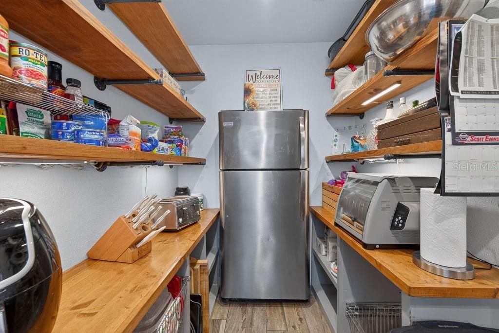 For Sale: $445,000 (3 beds, 2 baths, 967 Square Feet)