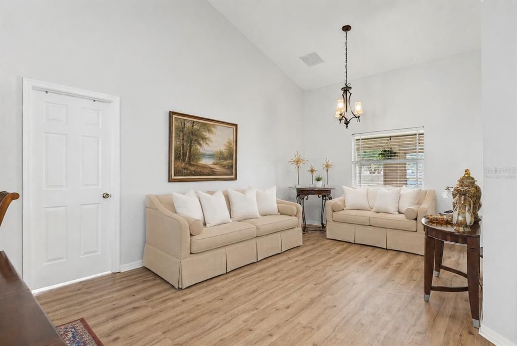En Venta: $430,000 (3 camas, 2 baños, 2021 Pies cuadrados)