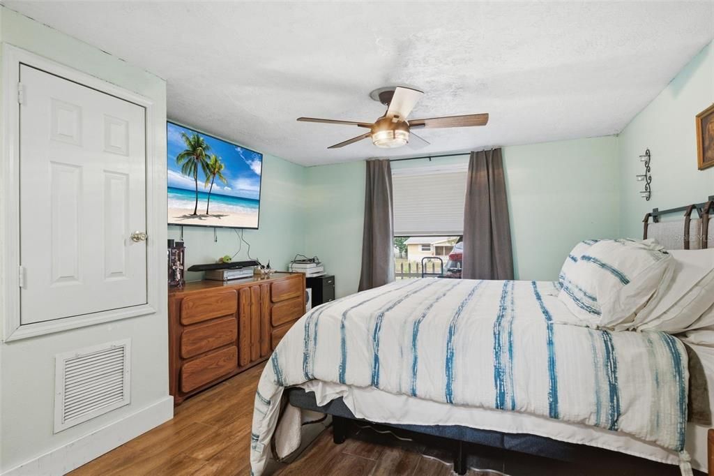 For Sale: $165,000 (3 beds, 1 baths, 1152 Square Feet)
