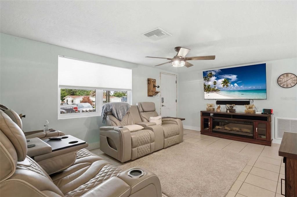 For Sale: $165,000 (3 beds, 1 baths, 1152 Square Feet)