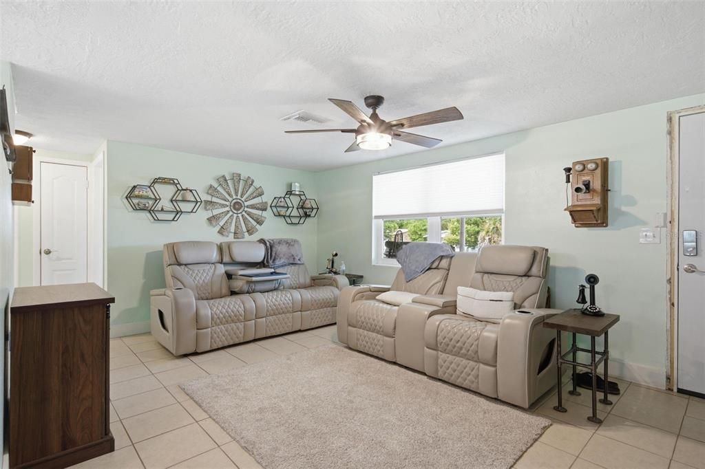 For Sale: $165,000 (3 beds, 1 baths, 1152 Square Feet)