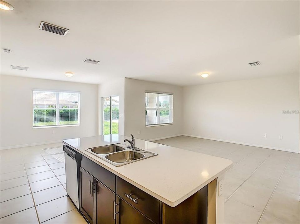 For Rent: $2,100 (3 beds, 2 baths, 1690 Square Feet)