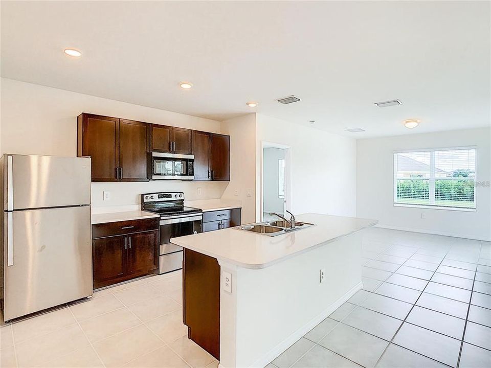 For Rent: $2,100 (3 beds, 2 baths, 1690 Square Feet)