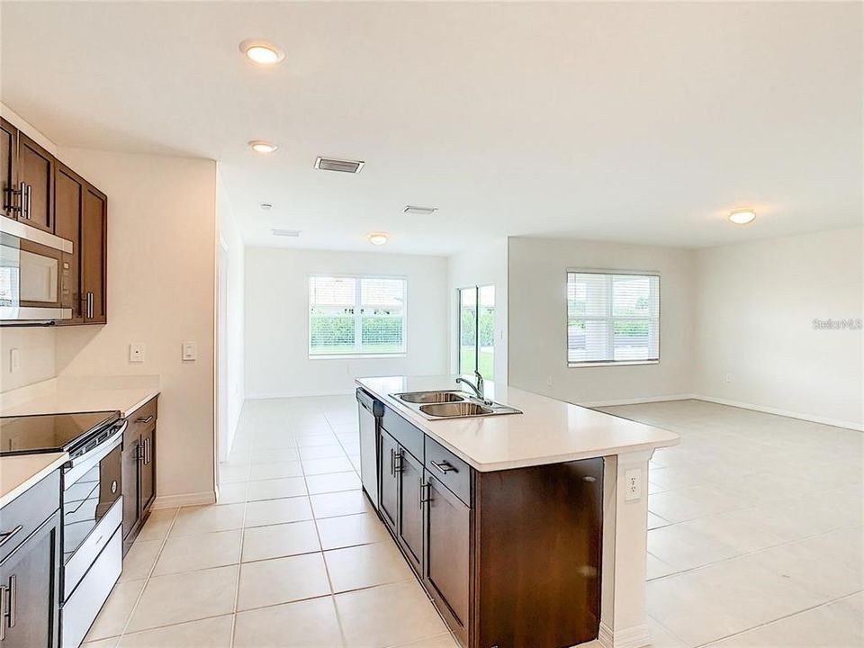 For Rent: $2,100 (3 beds, 2 baths, 1690 Square Feet)