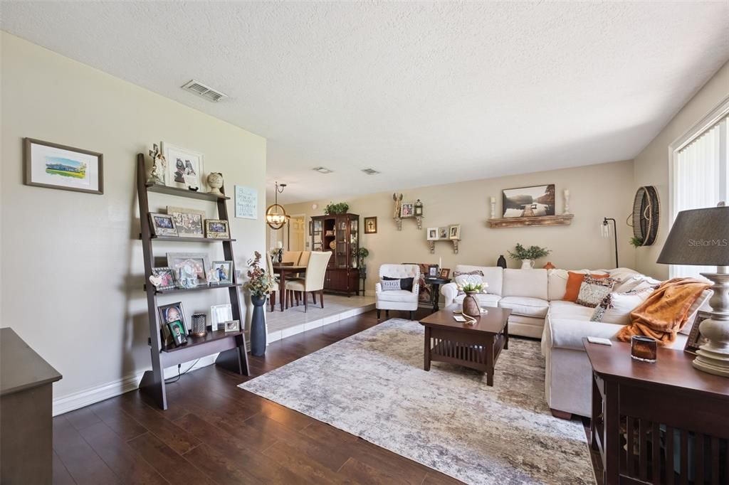 En Venta: $699,900 (4 camas, 2 baños, 2185 Pies cuadrados)