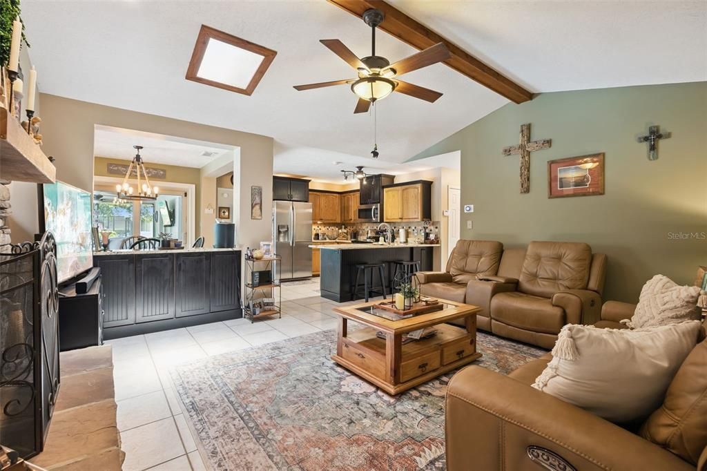 En Venta: $699,900 (4 camas, 2 baños, 2185 Pies cuadrados)