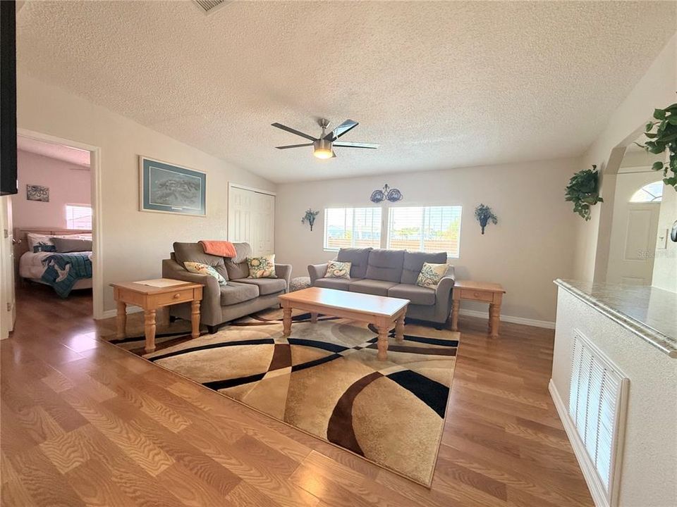 En Venta: $199,000 (4 camas, 2 baños, 1560 Pies cuadrados)