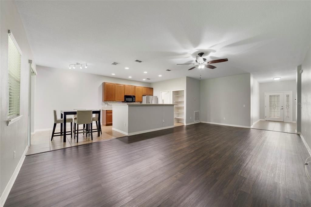 Active With Contract: $359,000 (3 beds, 2 baths, 1614 Square Feet)