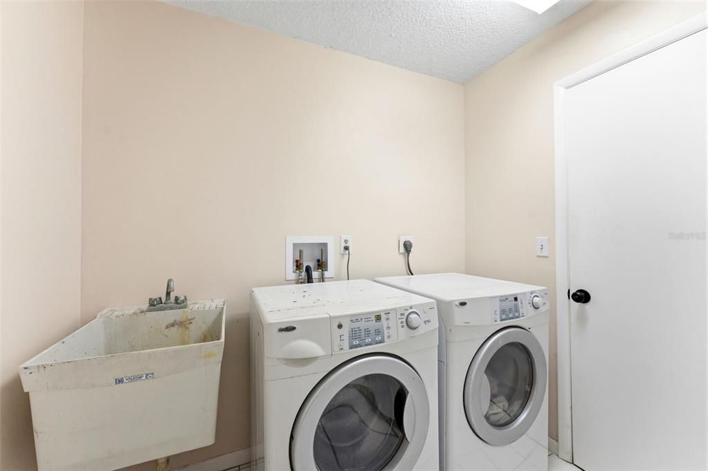 For Sale: $575,000 (3 beds, 3 baths, 2095 Square Feet)