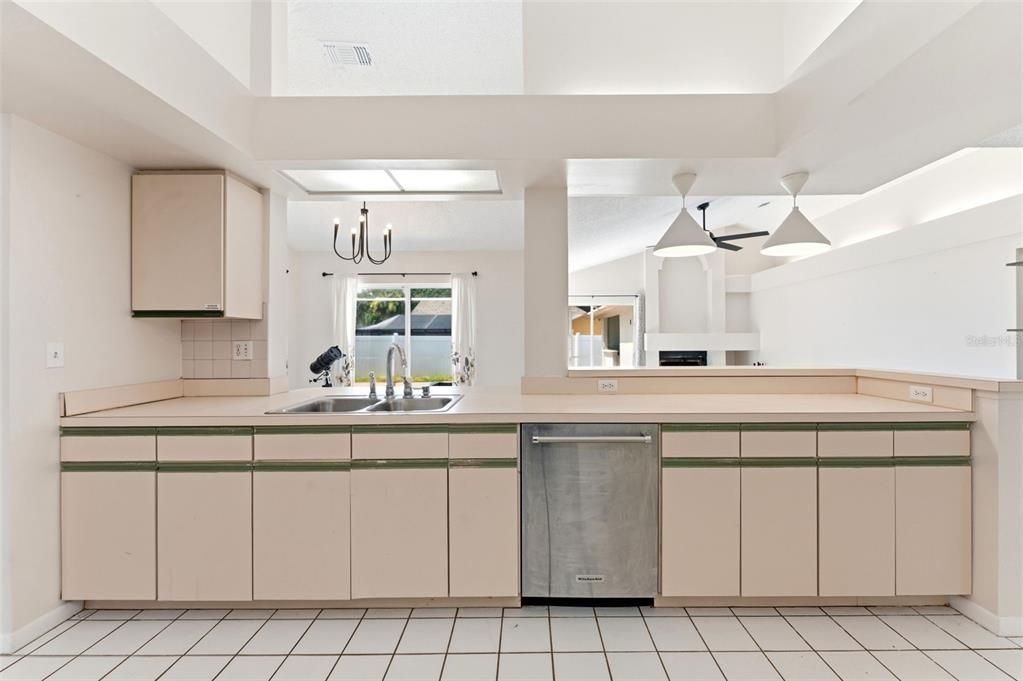 For Sale: $575,000 (3 beds, 3 baths, 2095 Square Feet)
