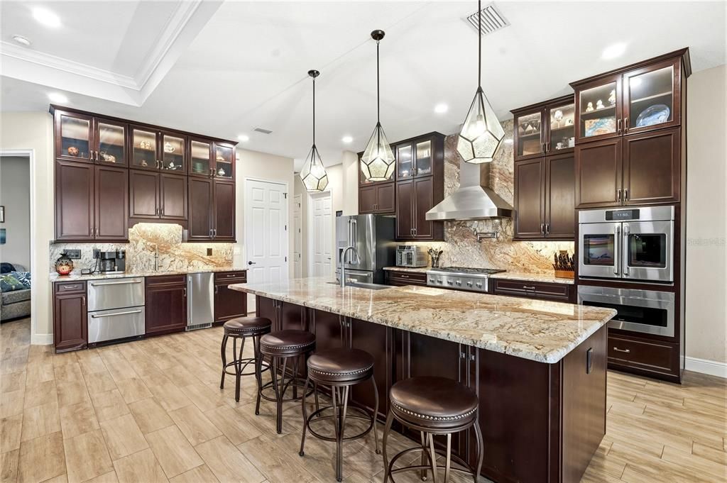 Activo con contrato: $765,000 (4 camas, 3 baños, 3156 Pies cuadrados)