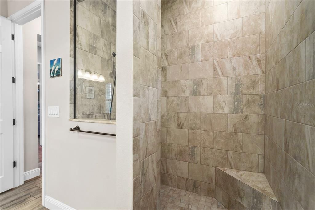 Activo con contrato: $765,000 (4 camas, 3 baños, 3156 Pies cuadrados)