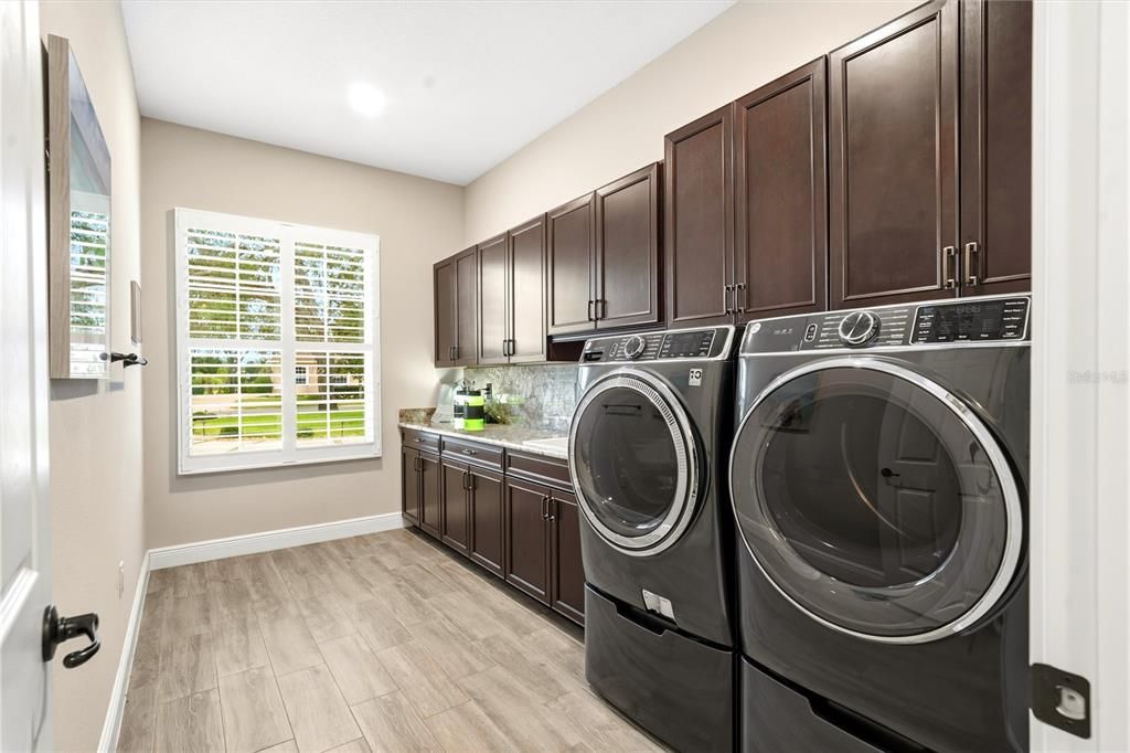 Activo con contrato: $765,000 (4 camas, 3 baños, 3156 Pies cuadrados)