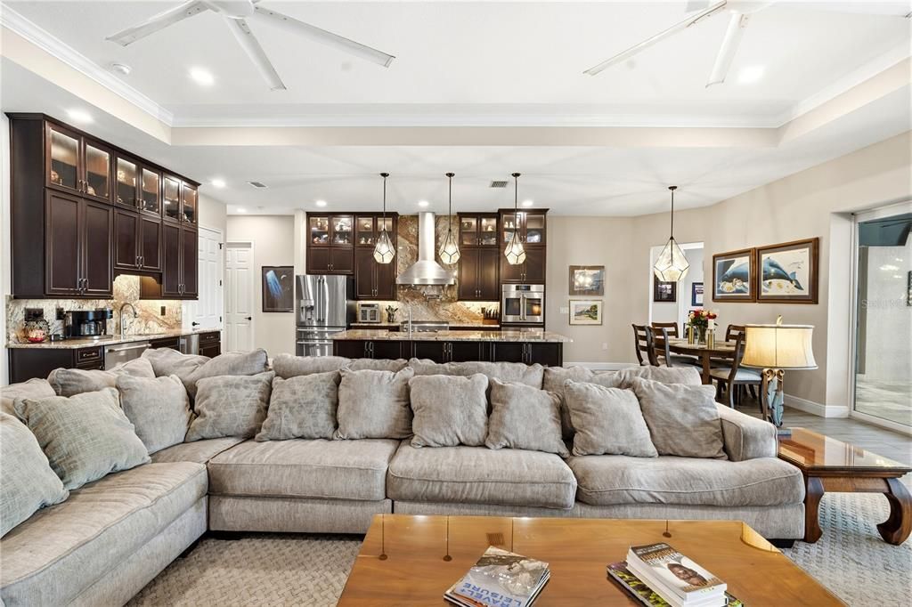 Activo con contrato: $765,000 (4 camas, 3 baños, 3156 Pies cuadrados)