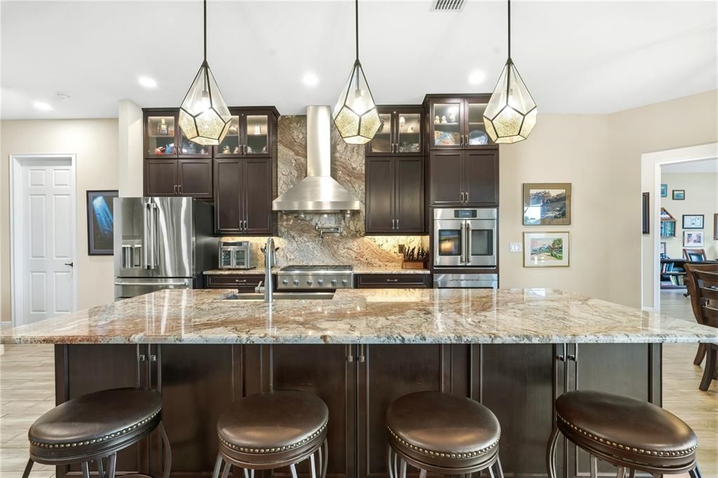 Activo con contrato: $765,000 (4 camas, 3 baños, 3156 Pies cuadrados)