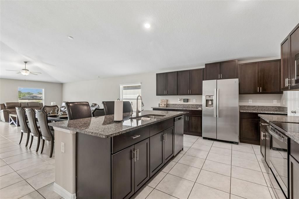En Venta: $415,000 (4 camas, 2 baños, 2439 Pies cuadrados)
