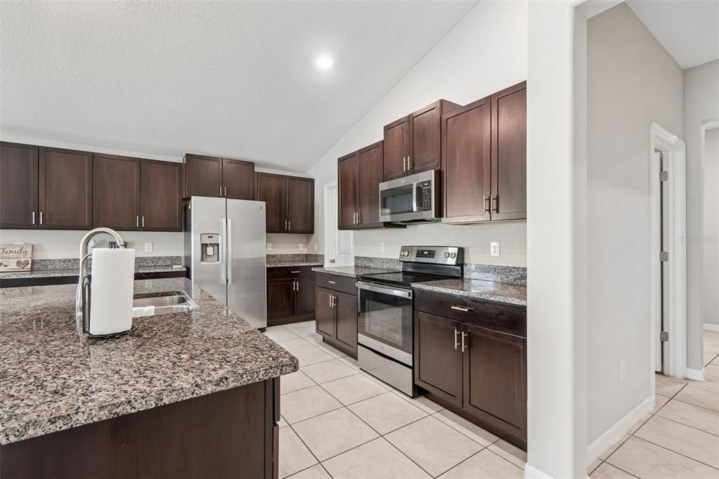 En Venta: $415,000 (4 camas, 2 baños, 2439 Pies cuadrados)