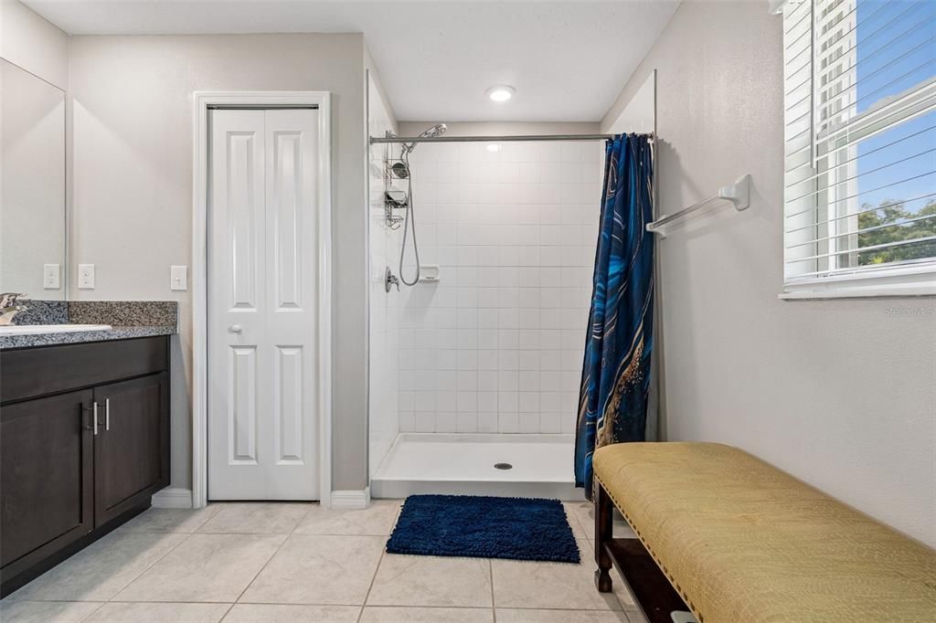 En Venta: $415,000 (4 camas, 2 baños, 2439 Pies cuadrados)