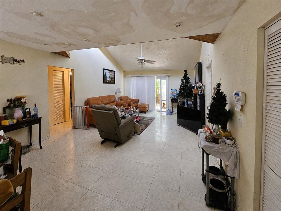 En Venta: $339,000 (4 camas, 2 baños, 1481 Pies cuadrados)