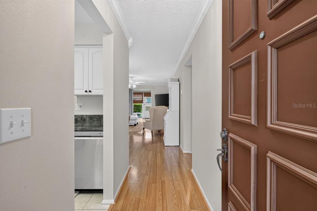 For Sale: $164,900 (2 beds, 1 baths, 875 Square Feet)