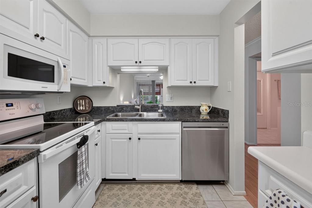 For Sale: $164,900 (2 beds, 1 baths, 875 Square Feet)