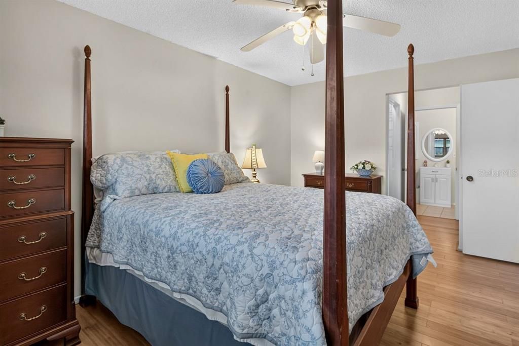 For Sale: $164,900 (2 beds, 1 baths, 875 Square Feet)