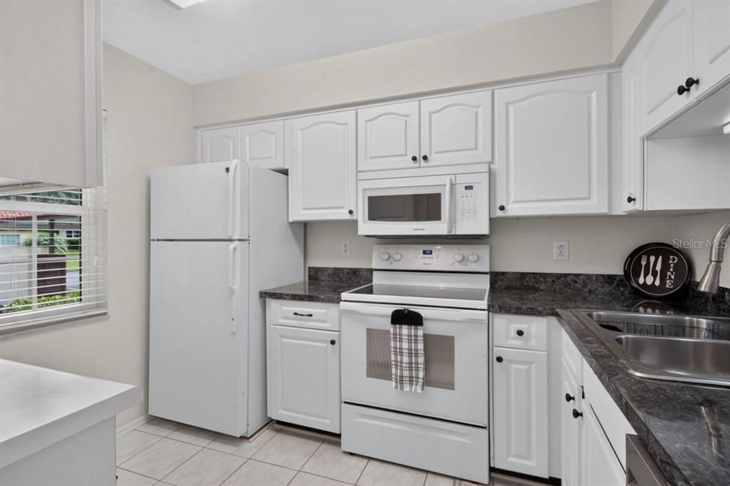 For Sale: $164,900 (2 beds, 1 baths, 875 Square Feet)