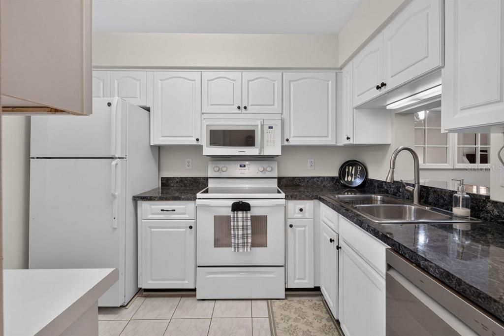 For Sale: $164,900 (2 beds, 1 baths, 875 Square Feet)