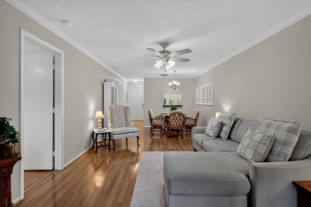 For Sale: $164,900 (2 beds, 1 baths, 875 Square Feet)