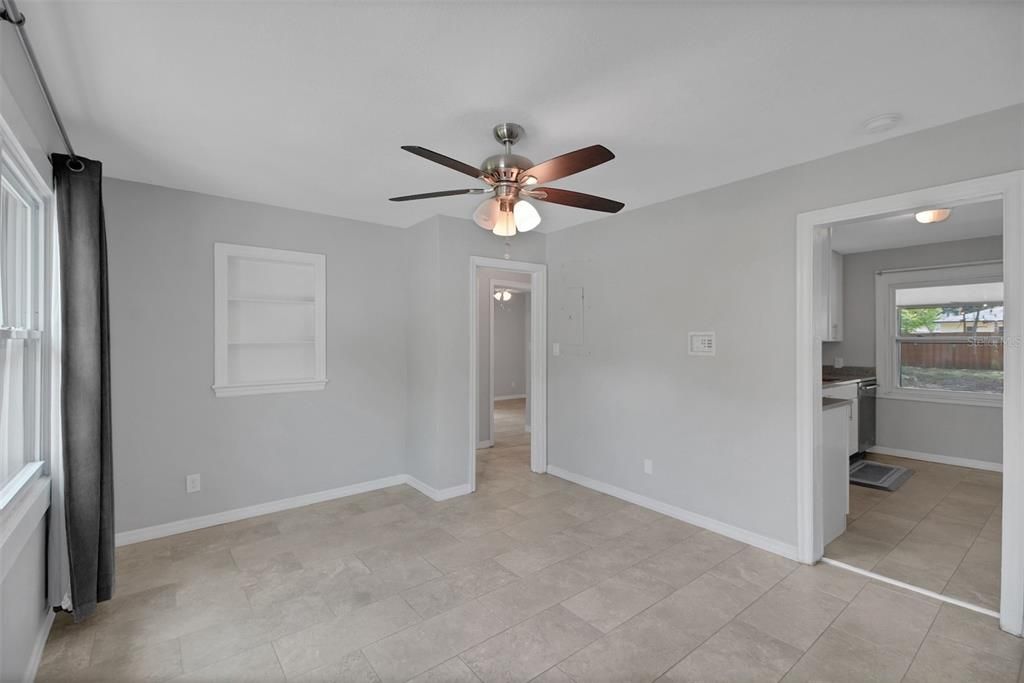 For Sale: $450,000 (2 beds, 1 baths, 886 Square Feet)
