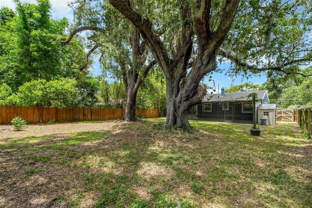 For Sale: $450,000 (2 beds, 1 baths, 886 Square Feet)