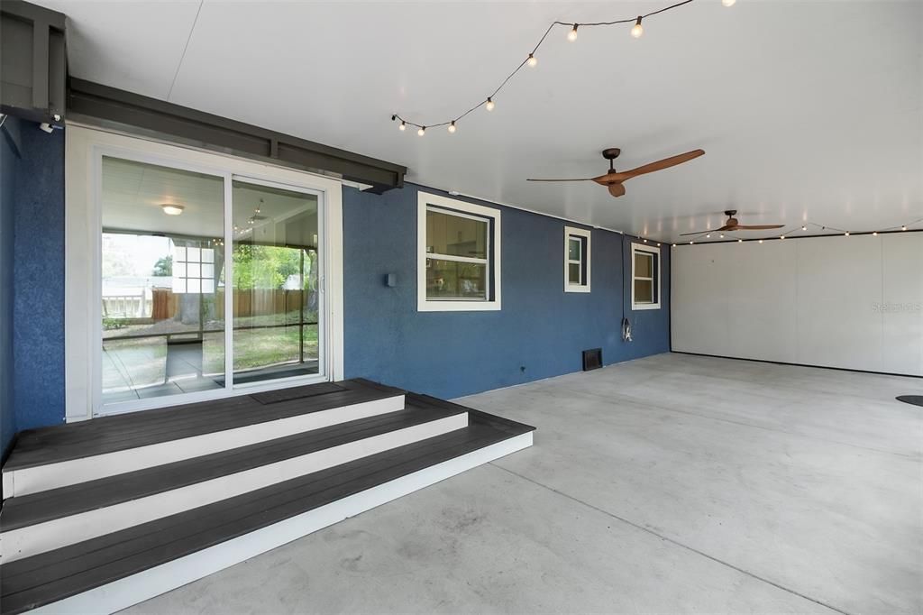 For Sale: $450,000 (2 beds, 1 baths, 886 Square Feet)