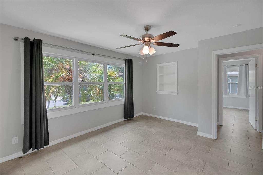 For Sale: $450,000 (2 beds, 1 baths, 886 Square Feet)