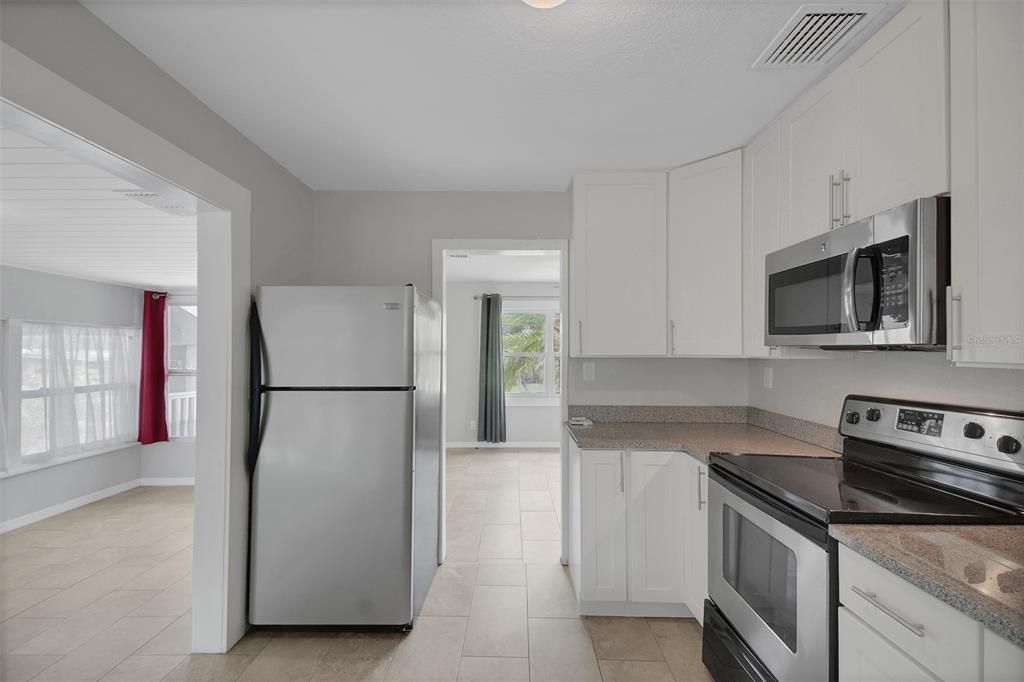 For Sale: $450,000 (2 beds, 1 baths, 886 Square Feet)