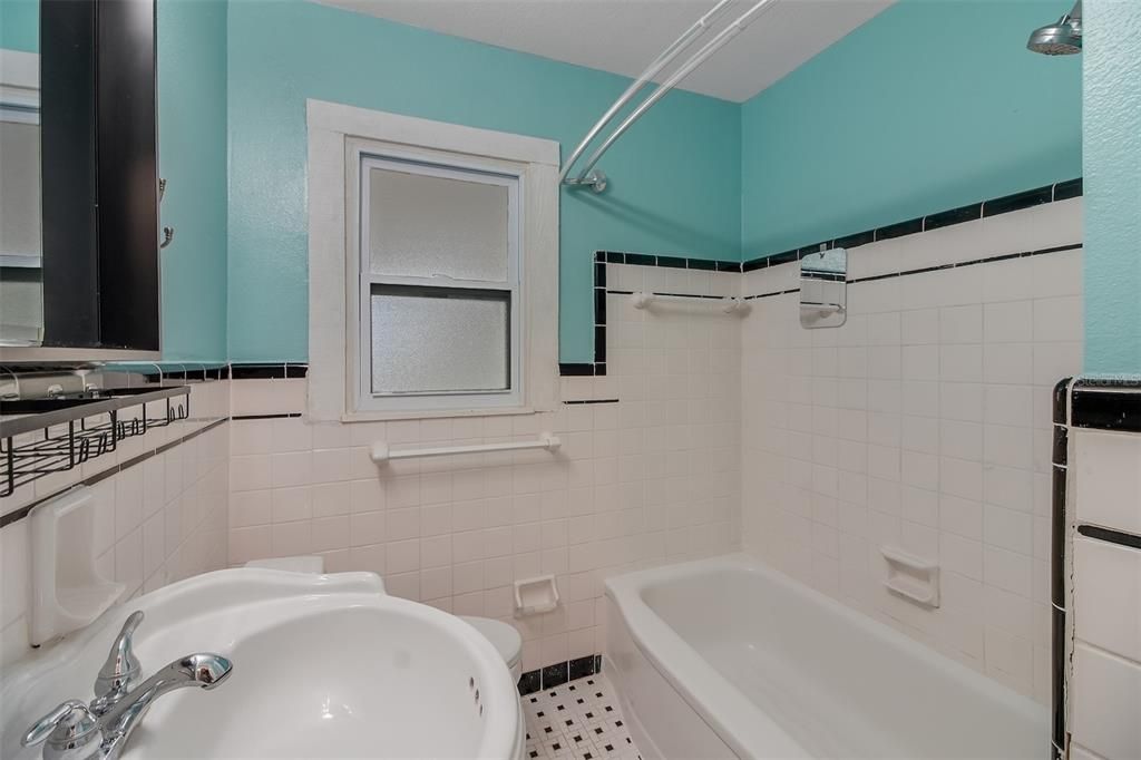 For Sale: $450,000 (2 beds, 1 baths, 886 Square Feet)