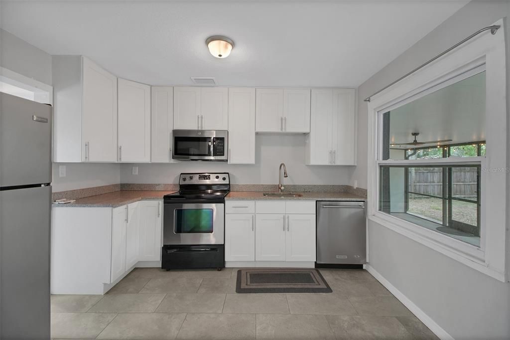 For Sale: $450,000 (2 beds, 1 baths, 886 Square Feet)