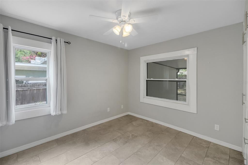 For Sale: $450,000 (2 beds, 1 baths, 886 Square Feet)