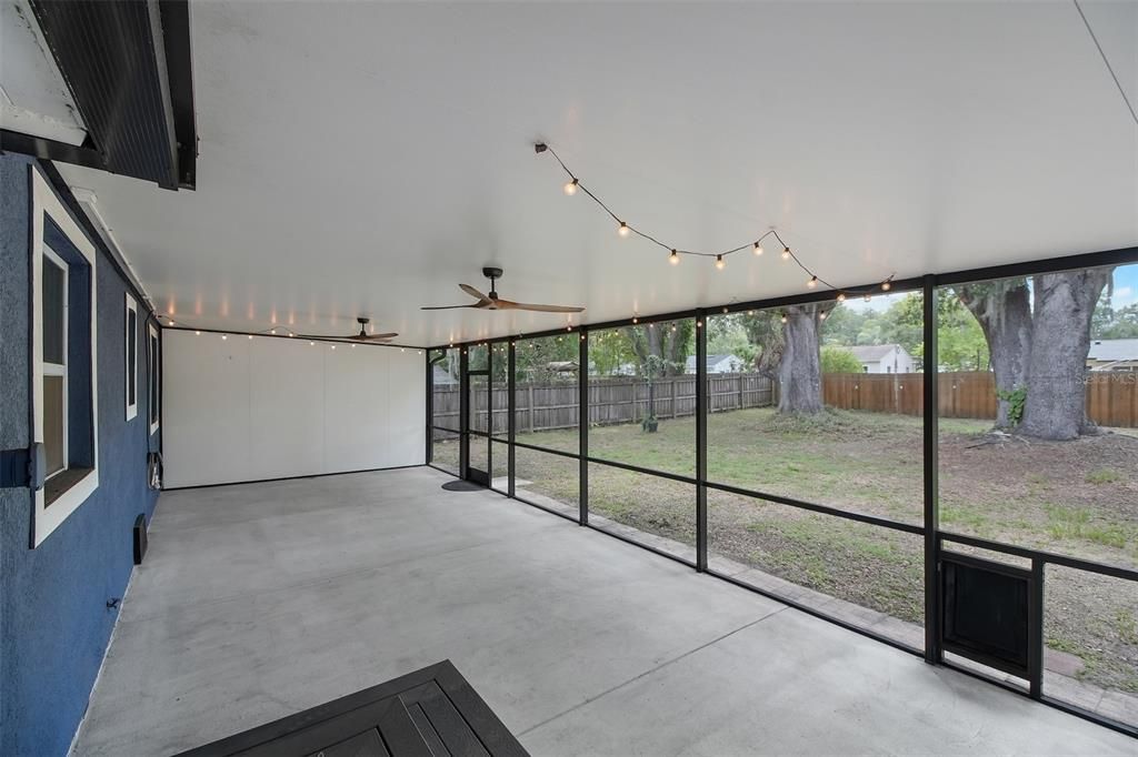 For Sale: $450,000 (2 beds, 1 baths, 886 Square Feet)