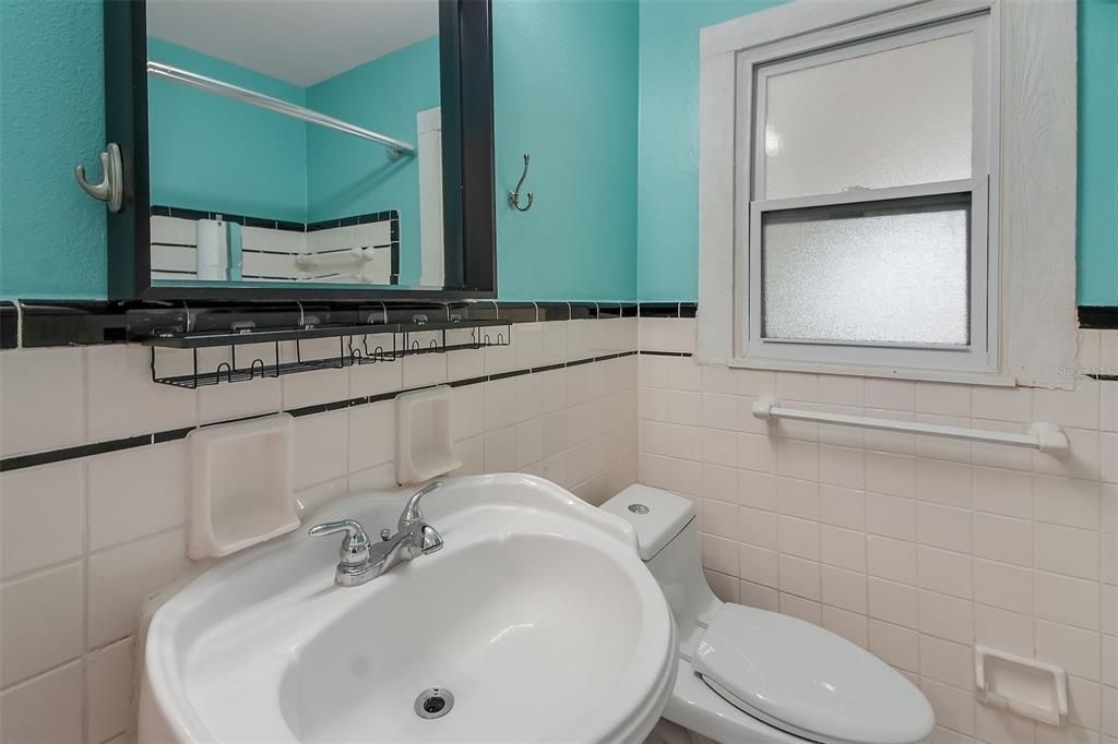 For Sale: $450,000 (2 beds, 1 baths, 886 Square Feet)