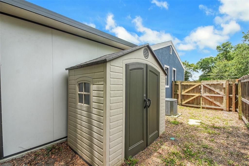 For Sale: $450,000 (2 beds, 1 baths, 886 Square Feet)