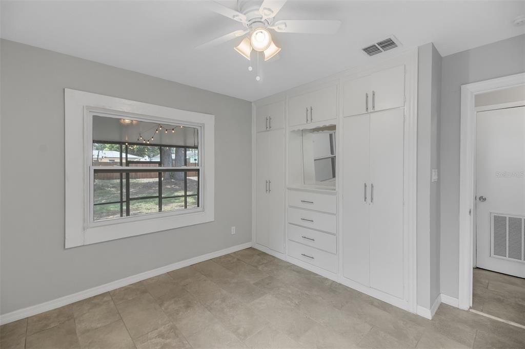 For Sale: $450,000 (2 beds, 1 baths, 886 Square Feet)