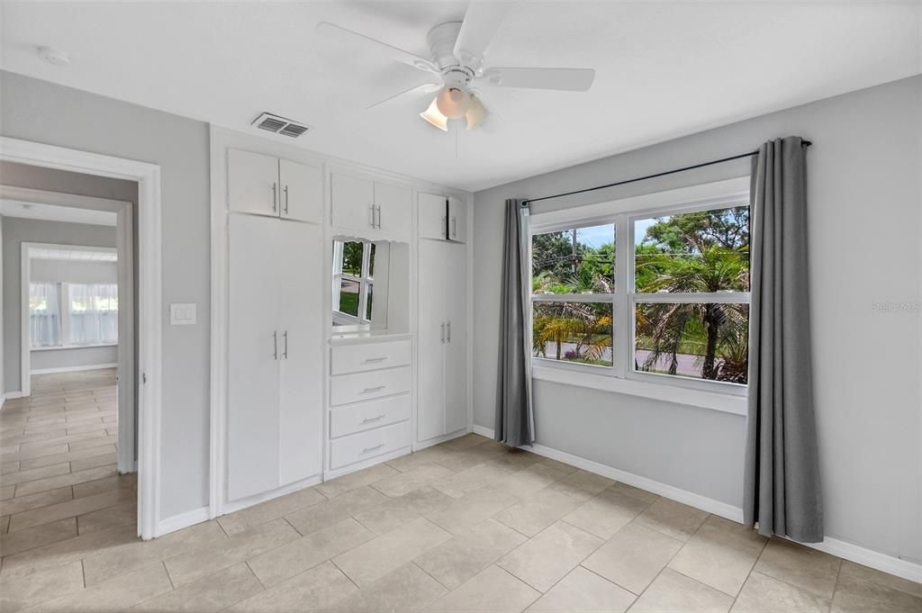 For Sale: $450,000 (2 beds, 1 baths, 886 Square Feet)