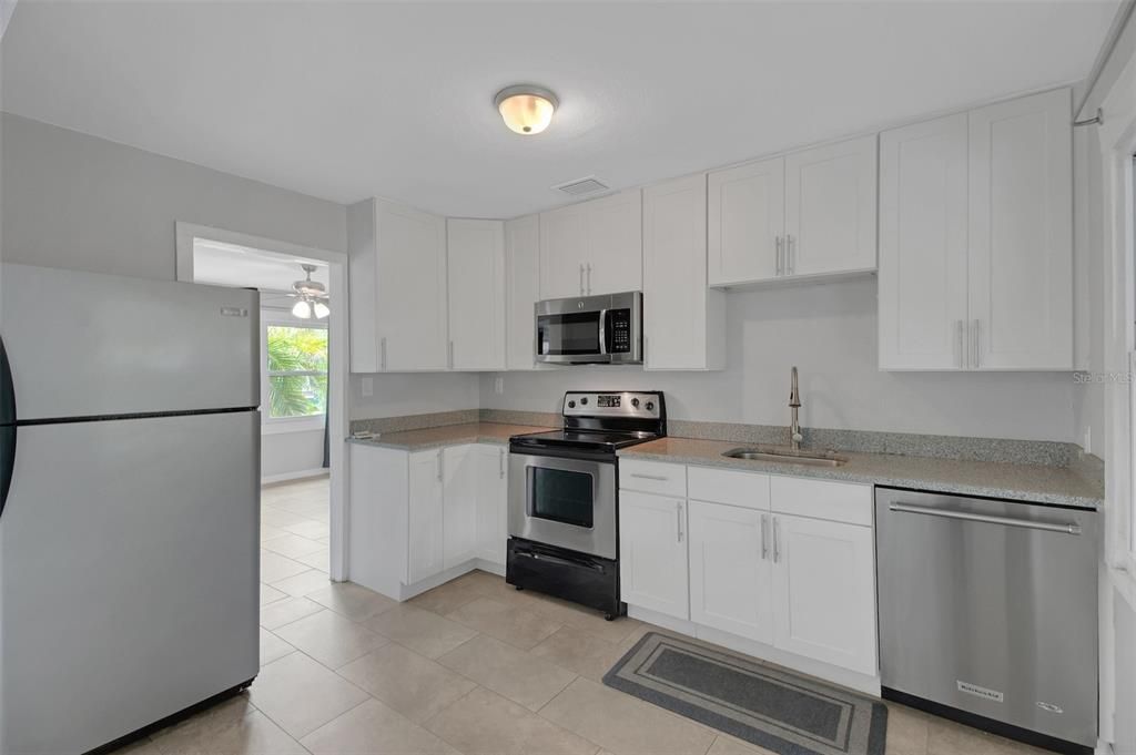 For Sale: $450,000 (2 beds, 1 baths, 886 Square Feet)