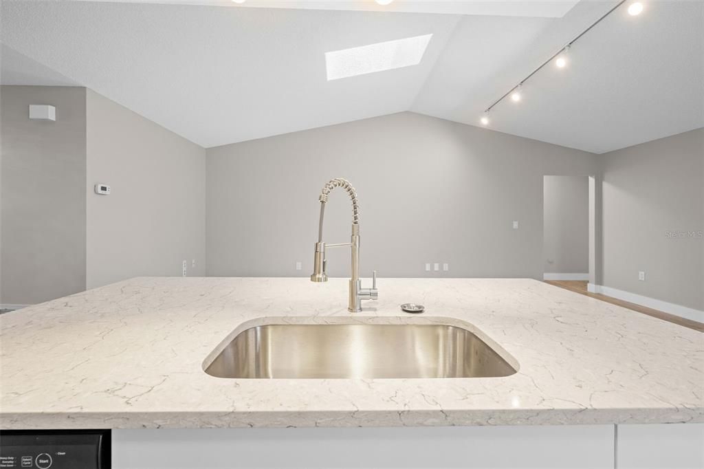 En Venta: $410,000 (4 camas, 2 baños, 2138 Pies cuadrados)