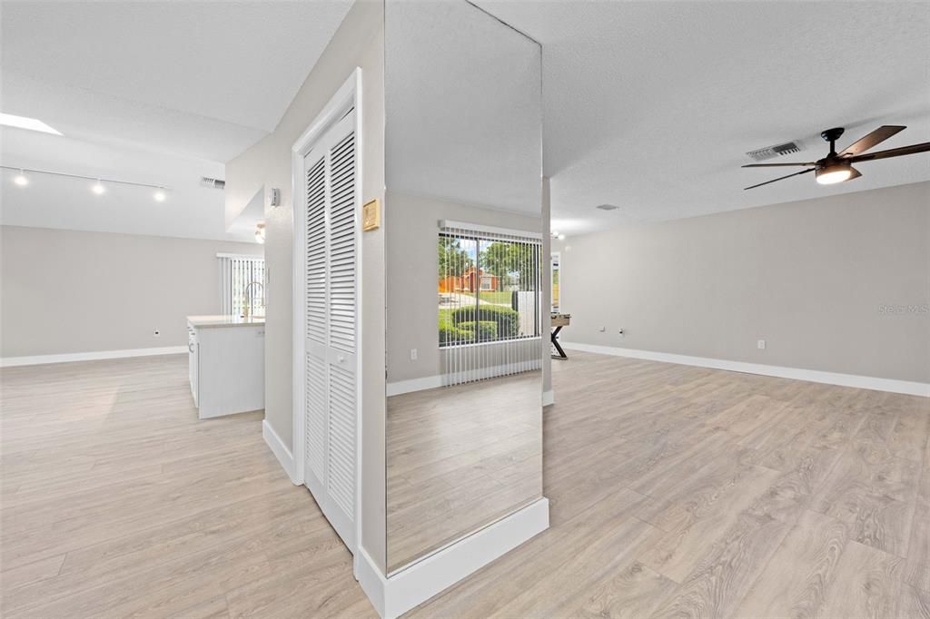 En Venta: $410,000 (4 camas, 2 baños, 2138 Pies cuadrados)